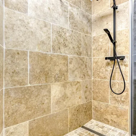 Cote Palais Avec Climatisation - Fibre & Netflix - Spacieux En Rez-de-chaussee