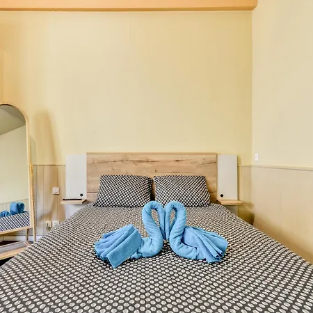 Cote Palais Avec Climatisation - Fibre & Netflix - Spacieux En Rez-de-chaussee דירה *