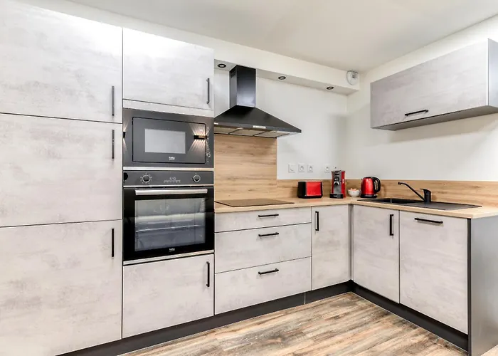 Cote Palais Avec Climatisation - Fibre & Netflix - Spacieux En Rez-de-chaussee Apartment *