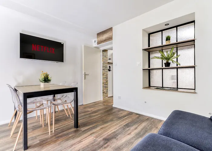Cote Palais Avec Climatisation - Fibre & Netflix - Spacieux En Rez-de-chaussee Apartment