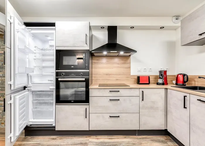 Cote Palais Avec Climatisation - Fibre & Netflix - Spacieux En Rez-de-chaussee *