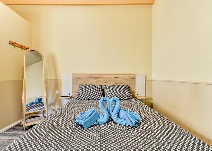 Cote Palais Avec Climatisation - Fibre & Netflix - Spacieux En Rez-de-chaussee דירה *